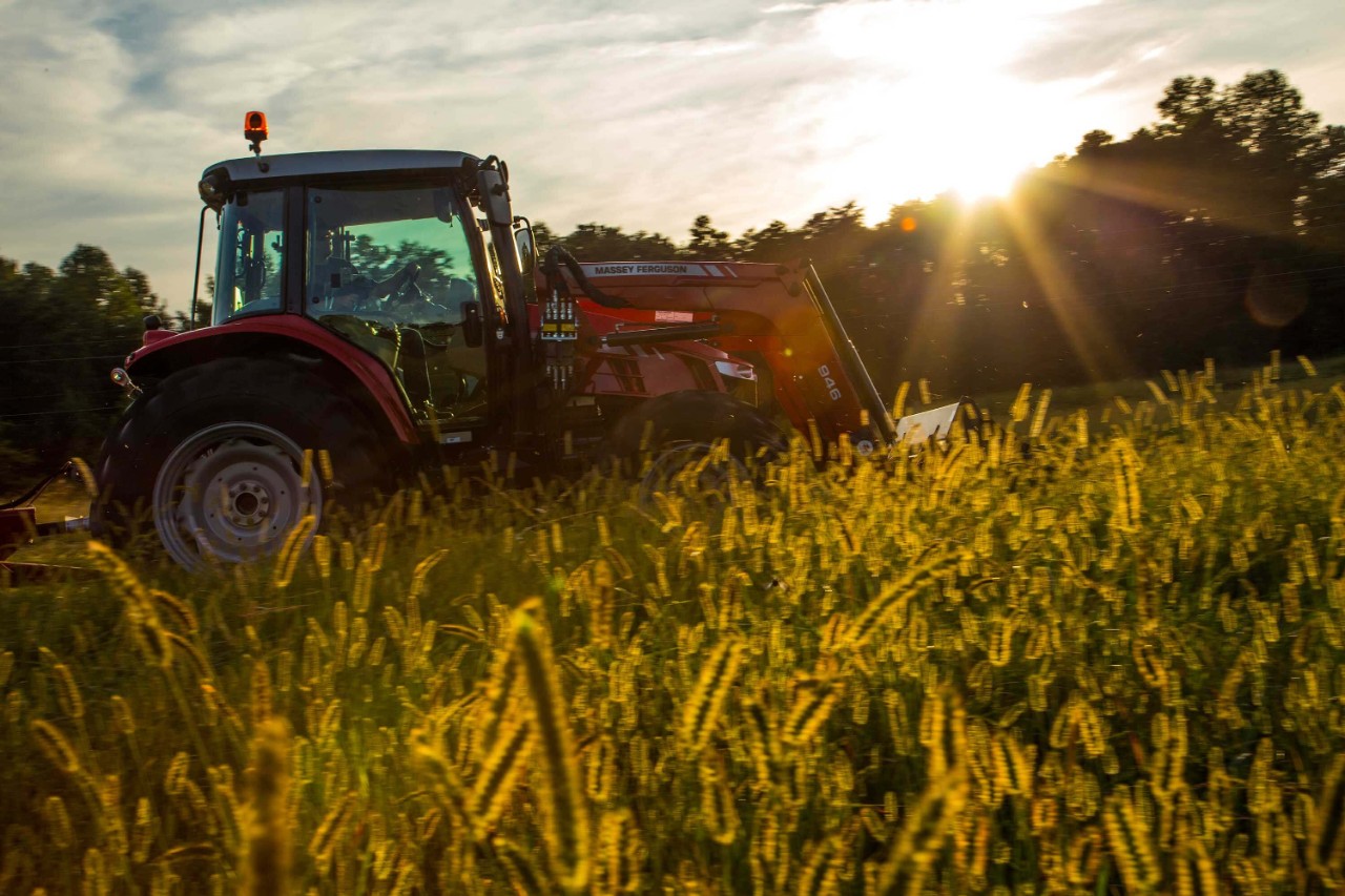Massey_Ferguson_5700SL_Series_Tractor(2)